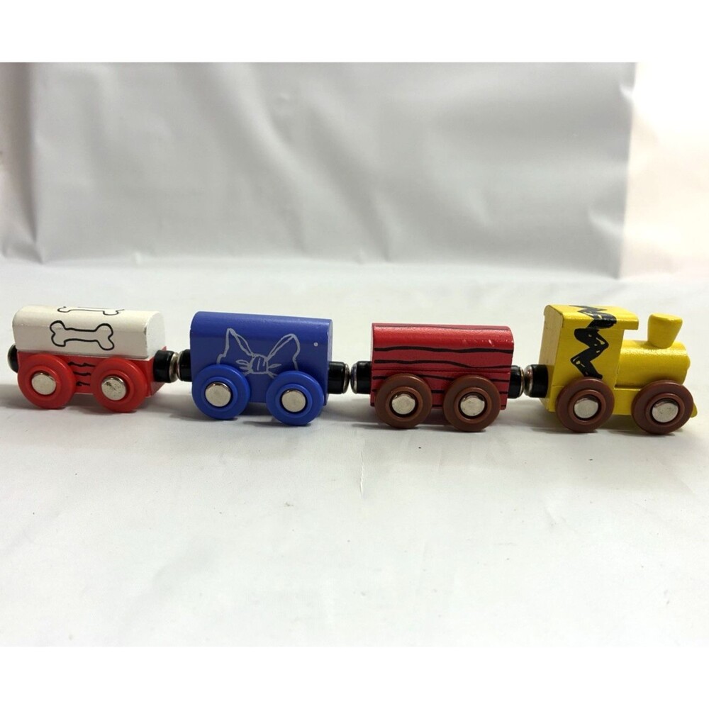 Toys R Us Exclusive Peanuts Wooden Train Cars 2012 Lot of 4 Magnetic